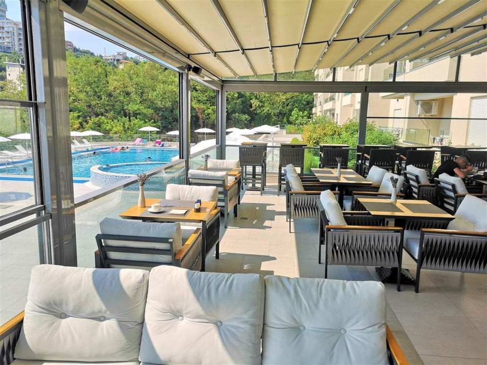 Restaurant/places to eat, Swimming pool