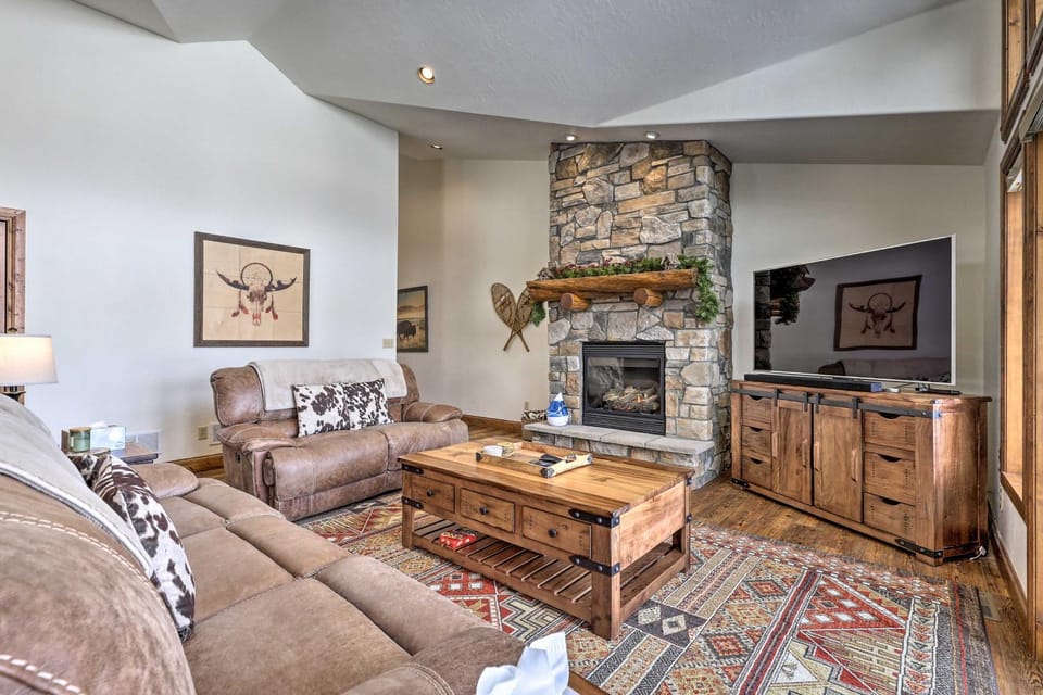 Luxe Rocky Mtn Retreat w/ Hot Tub - By Winter Park House in Tabernash