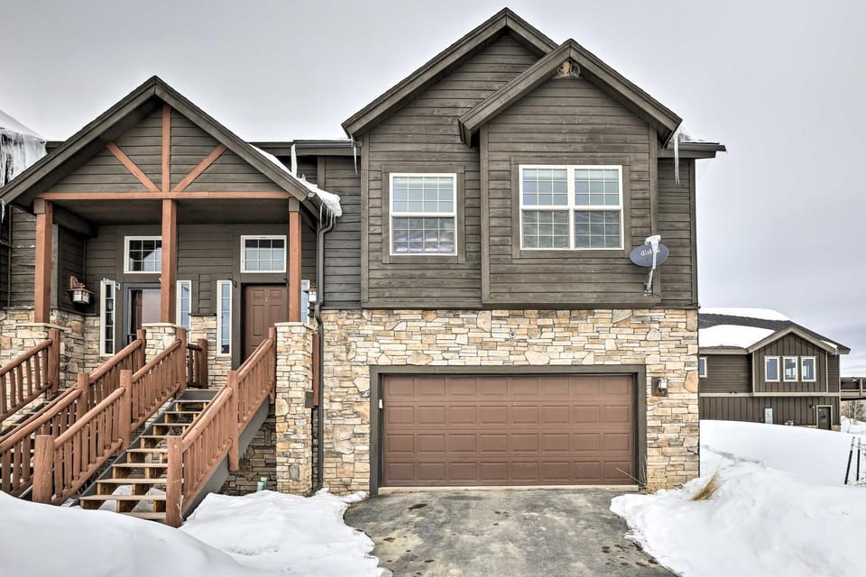 Luxe Rocky Mtn Retreat w/ Hot Tub - By Winter Park House in Tabernash