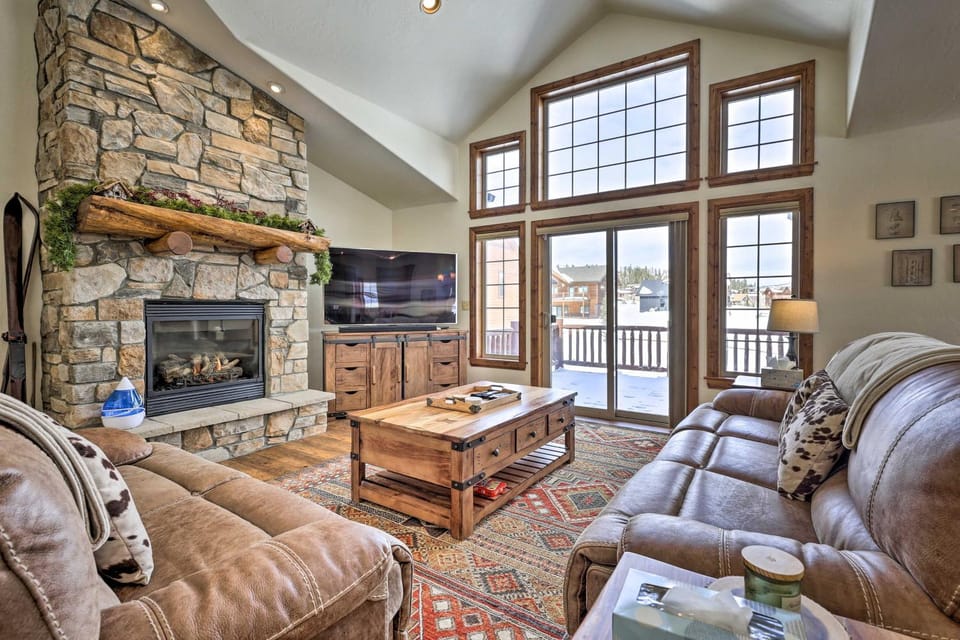 Luxe Rocky Mtn Retreat w/ Hot Tub - By Winter Park House in Tabernash