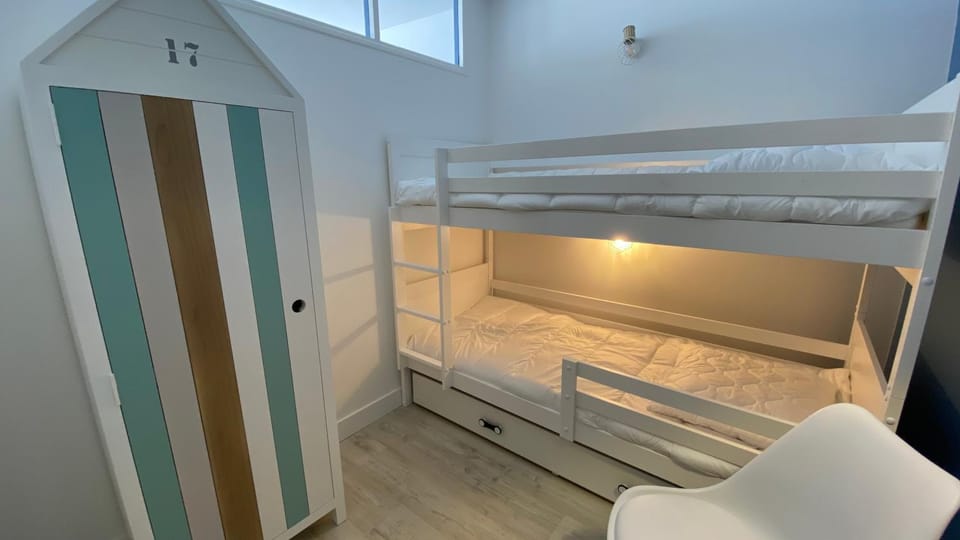 Bedroom, bunk bed