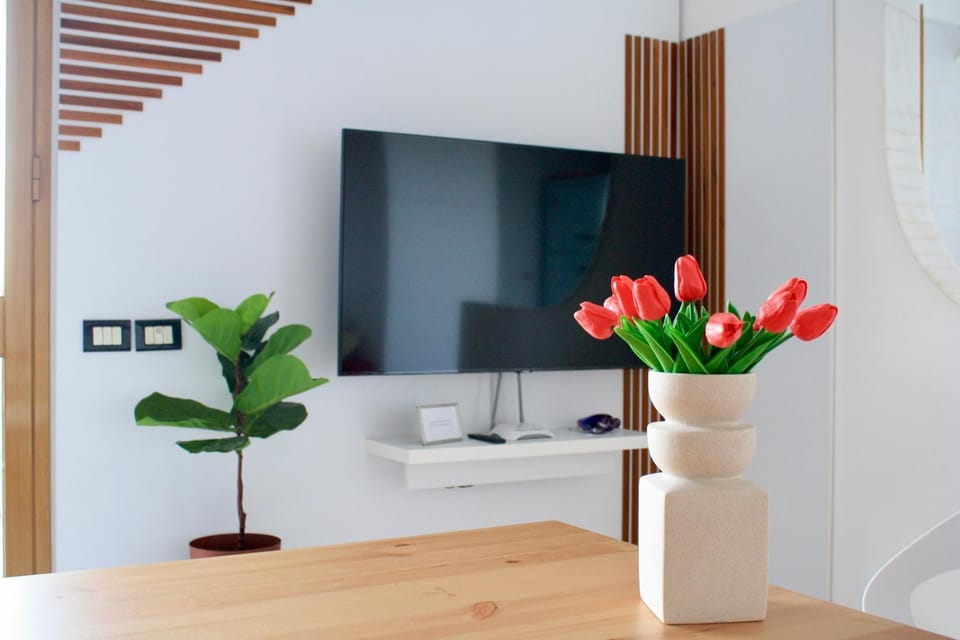Communal lounge/ TV room, TV and multimedia, Living room, Photo of the whole room, Decorative detail, Seating area, Floor plan, Dining area, Evening entertainment, heating, internet, air conditioner