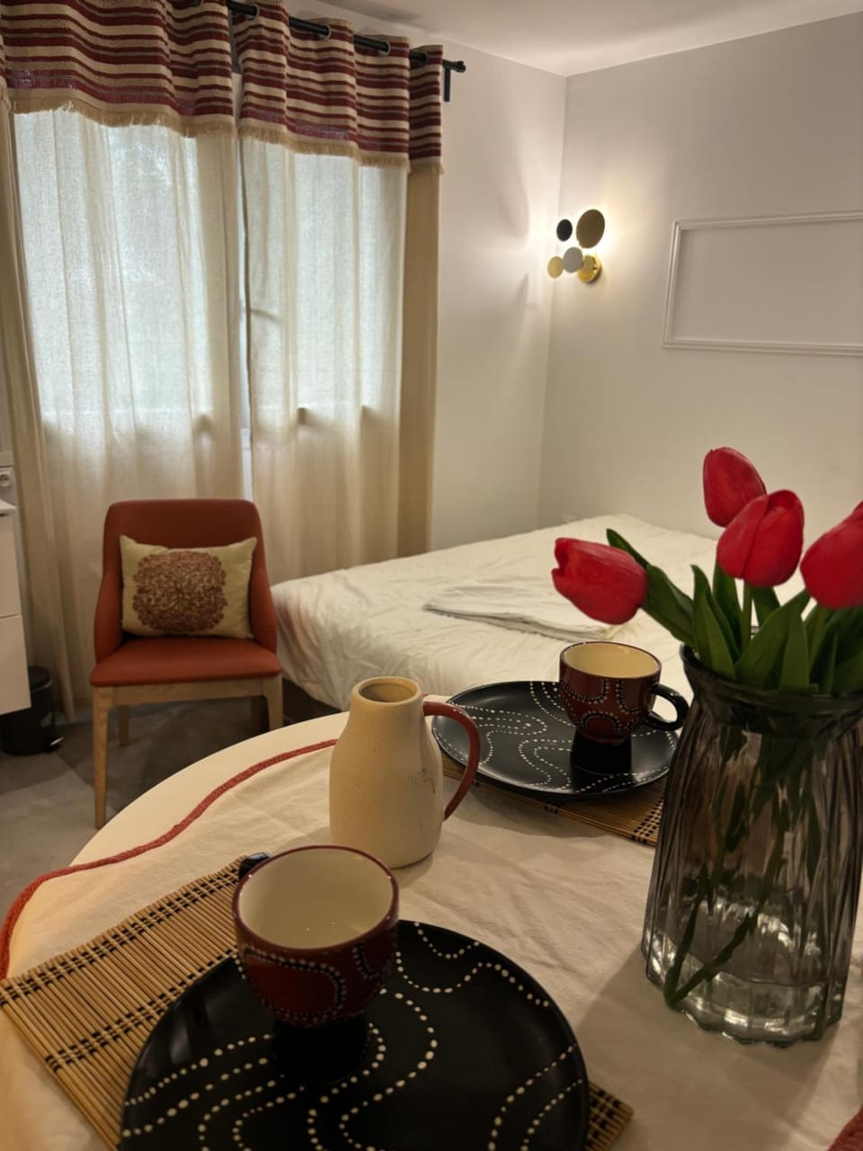 Photo of the whole room, Dining area