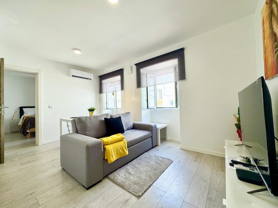 Communal lounge/ TV room, TV and multimedia, Living room, Seating area, air conditioner