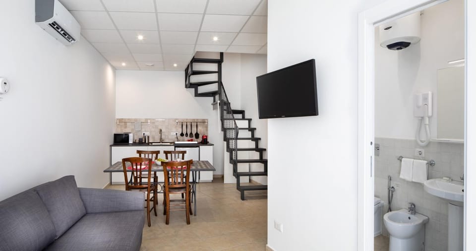 Toilet, Bathroom, TV and multimedia, Kitchen or kitchenette, Living room, Seating area, Dining area, Lunch, kitchen