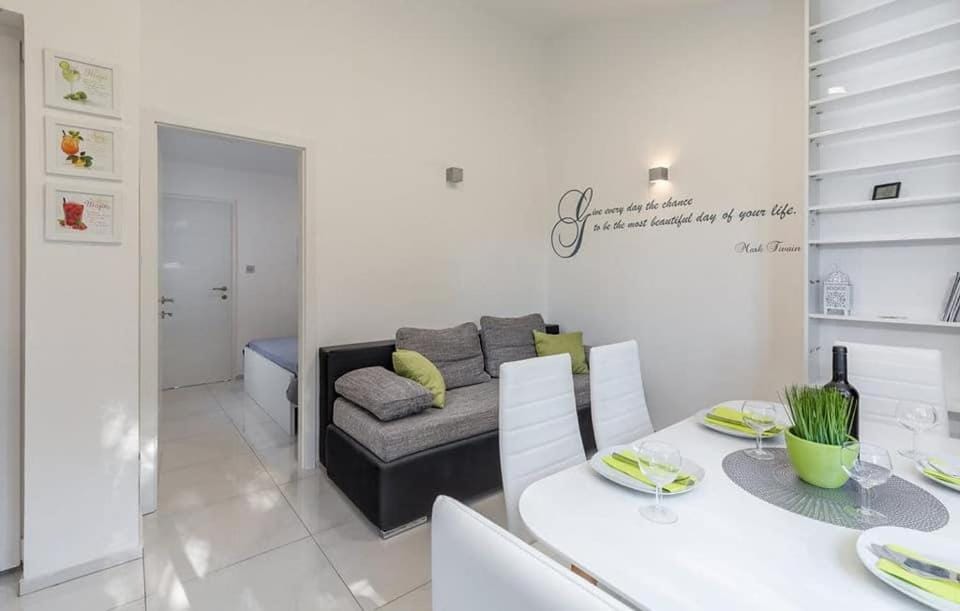 Apartment Betty Apartment in Peroj