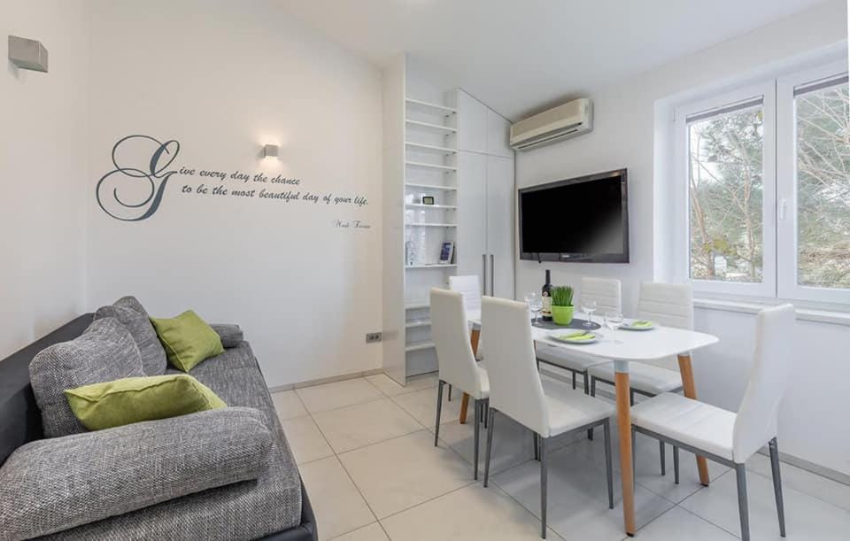 Apartment Betty Apartment in Peroj