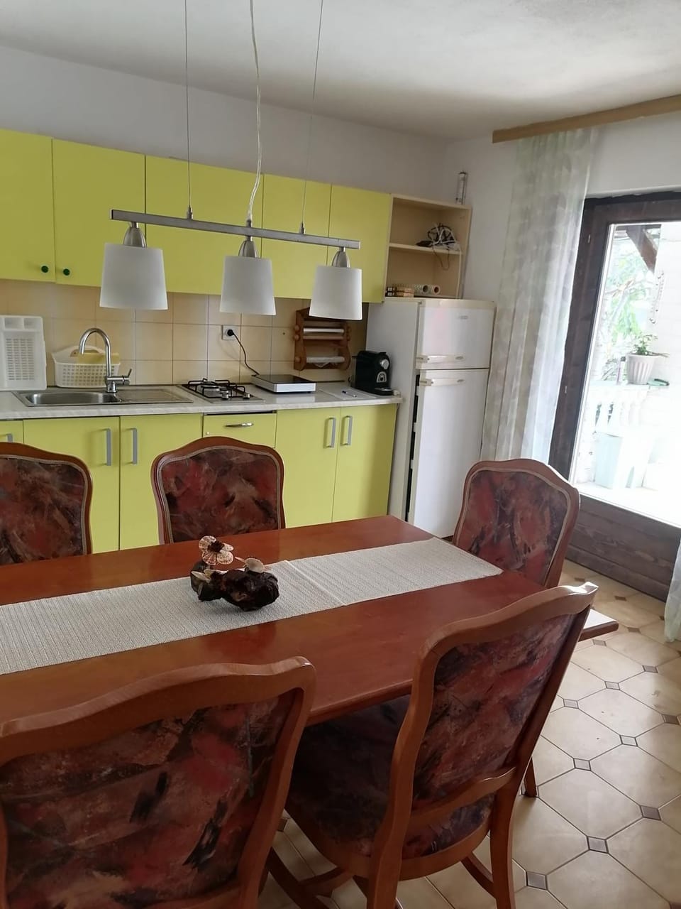 Kitchen or kitchenette, Dining area
