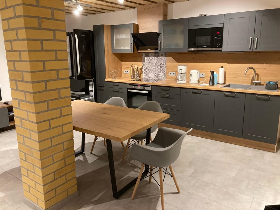 Kitchen or kitchenette, Dining area