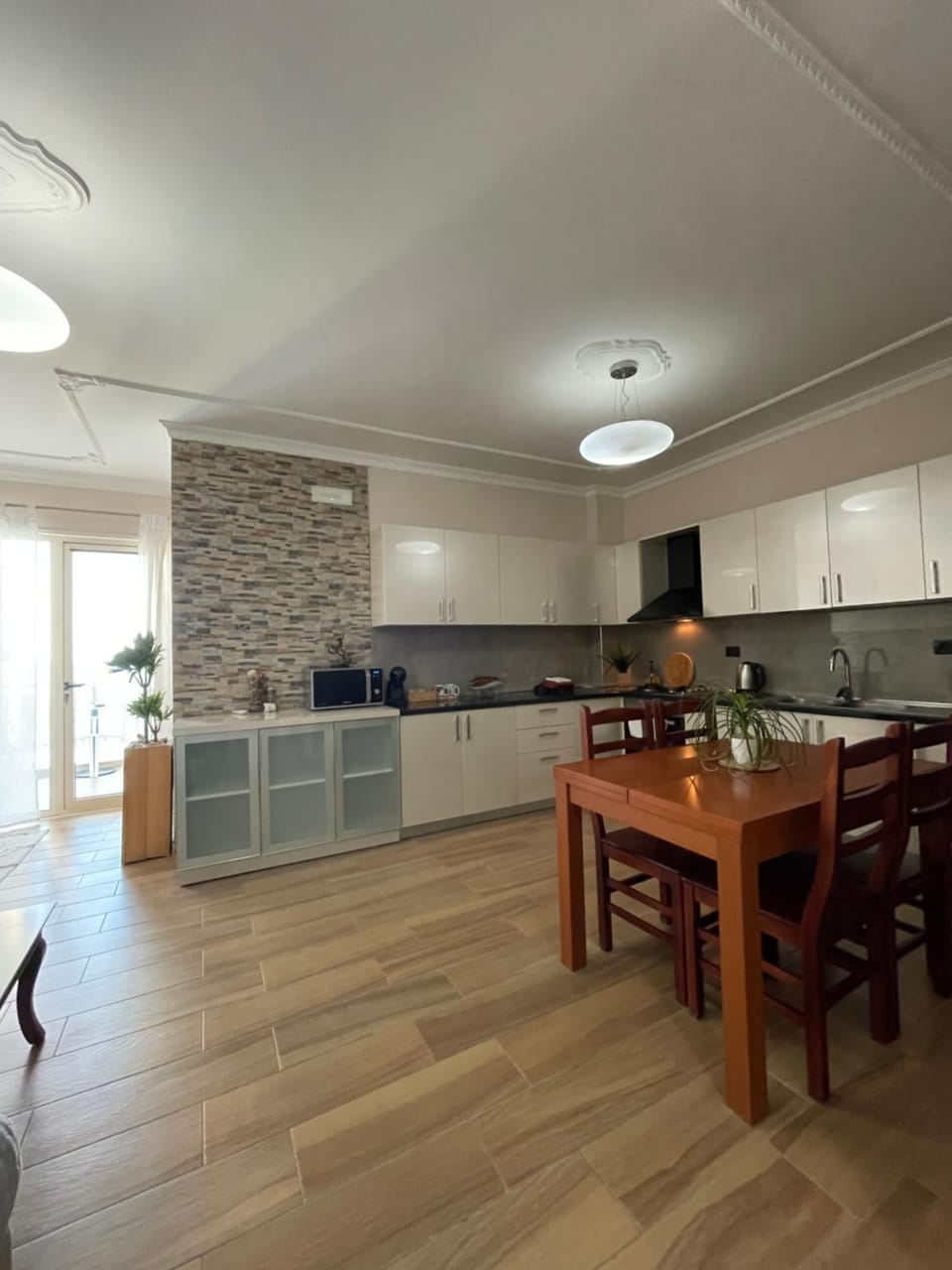 Kitchen or kitchenette, Dining area