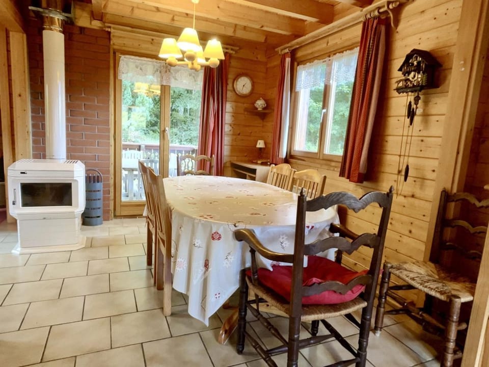 Chalet 3 chambres calme, poêle à bois, proche piste et village, 6/8 pers, garage et parking - FR-1-572-243 Chalet in Arâches-la-Frasse