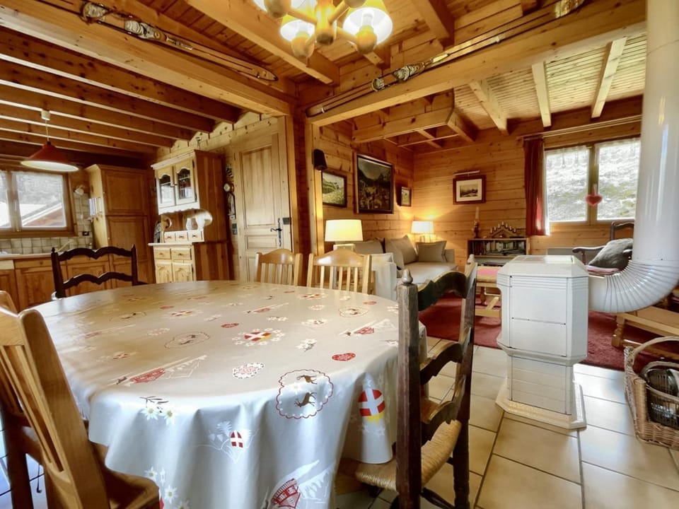 Chalet 3 chambres calme, poêle à bois, proche piste et village, 6/8 pers, garage et parking - FR-1-572-243 Chalet in Arâches-la-Frasse