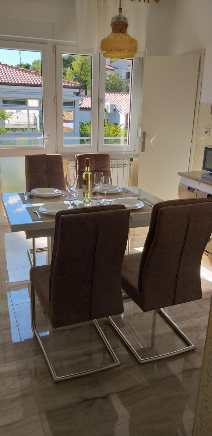Seating area, Dining area, Drinks, heating, internet