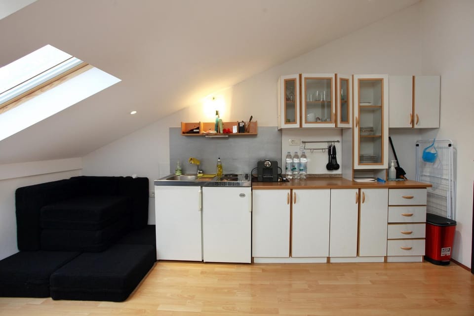 Kitchen or kitchenette, Seating area