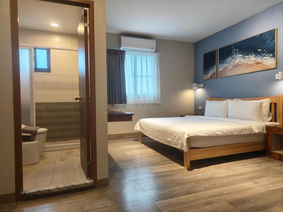 Bed, Bathroom, Photo of the whole room, Bedroom, towels