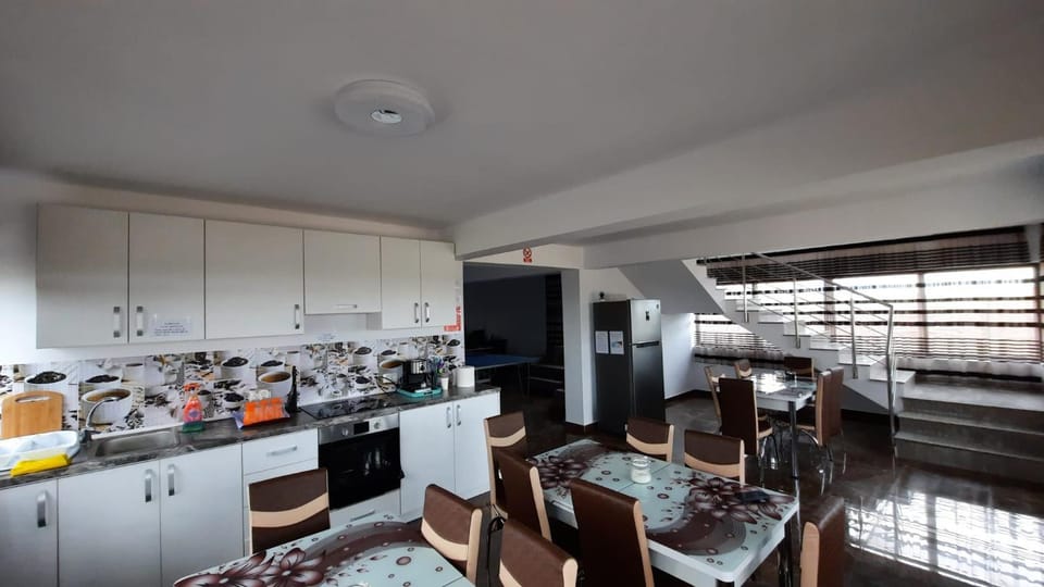 Restaurant/places to eat, Kitchen or kitchenette, Breakfast