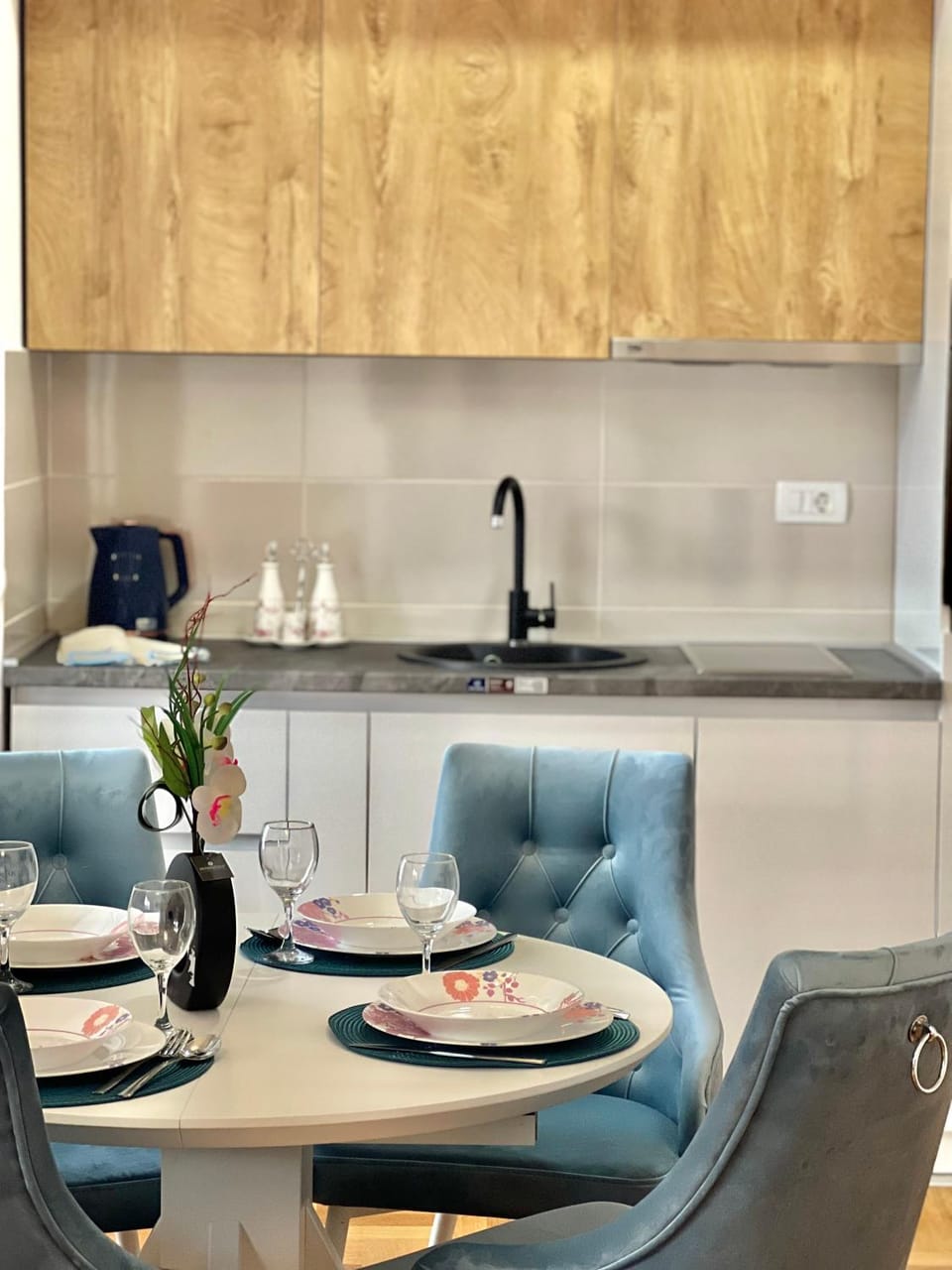 Kitchen or kitchenette, Dining area