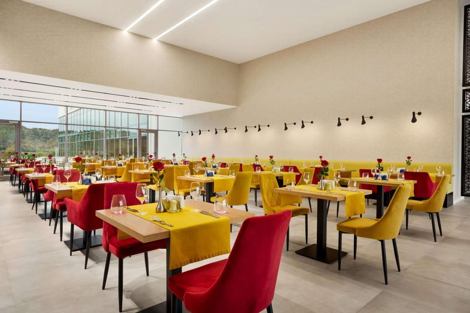 Restaurant/places to eat, Dining area, On site