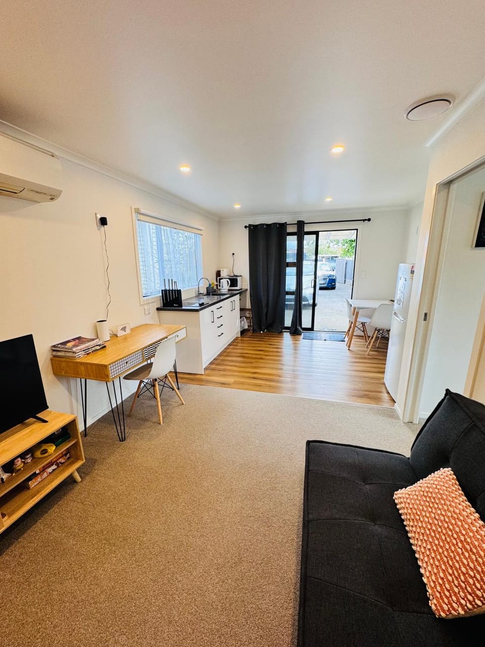 TV and multimedia, Kitchen or kitchenette, Living room, Seating area, Dining area, air conditioner