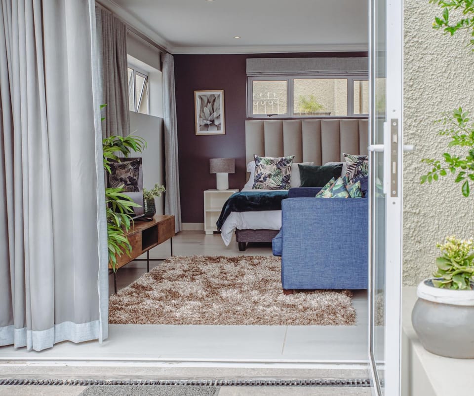 Facade/entrance, TV and multimedia, Living room, Seating area