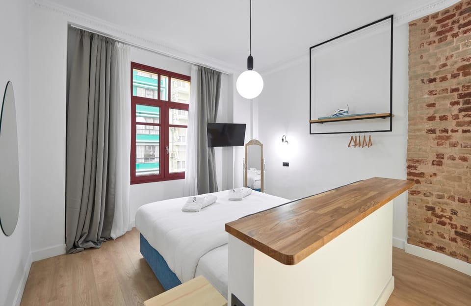 Bed, Photo of the whole room, Decorative detail, Bedroom, flat iron