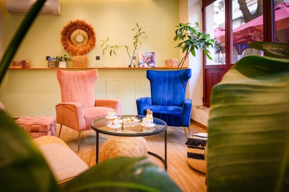 Coffee/tea facilities, Living room, Seating area, air conditioner