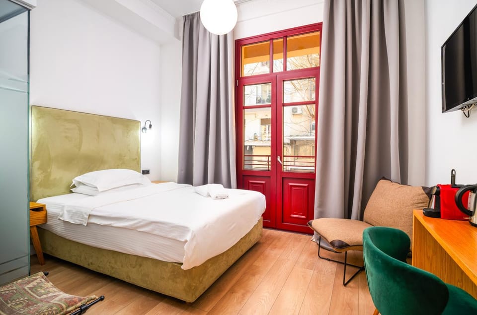 Shower, Bed, TV and multimedia, Coffee/tea facilities, Balcony/Terrace, Photo of the whole room, Bedroom, Pets, Breakfast, flat iron, heating, internet, pet friendly, room service, air conditioner