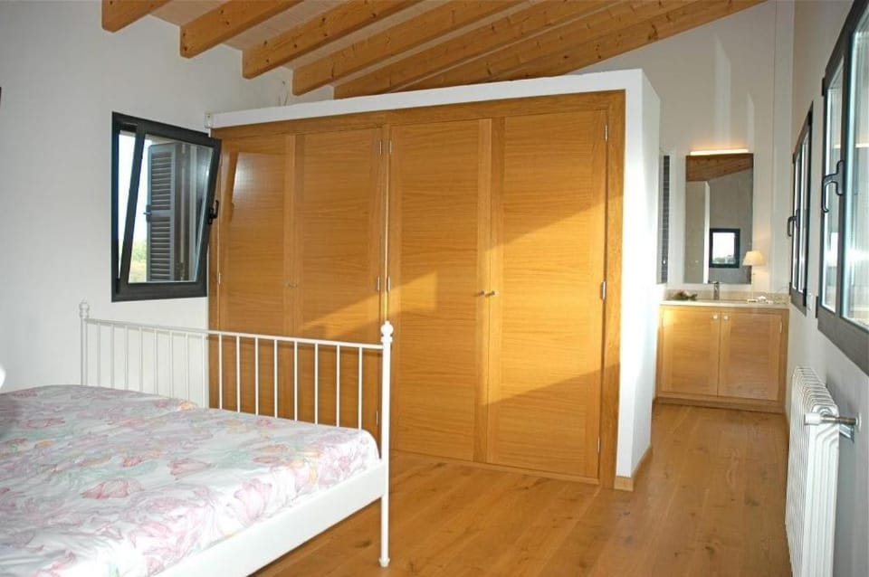 Photo of the whole room, wardrobe