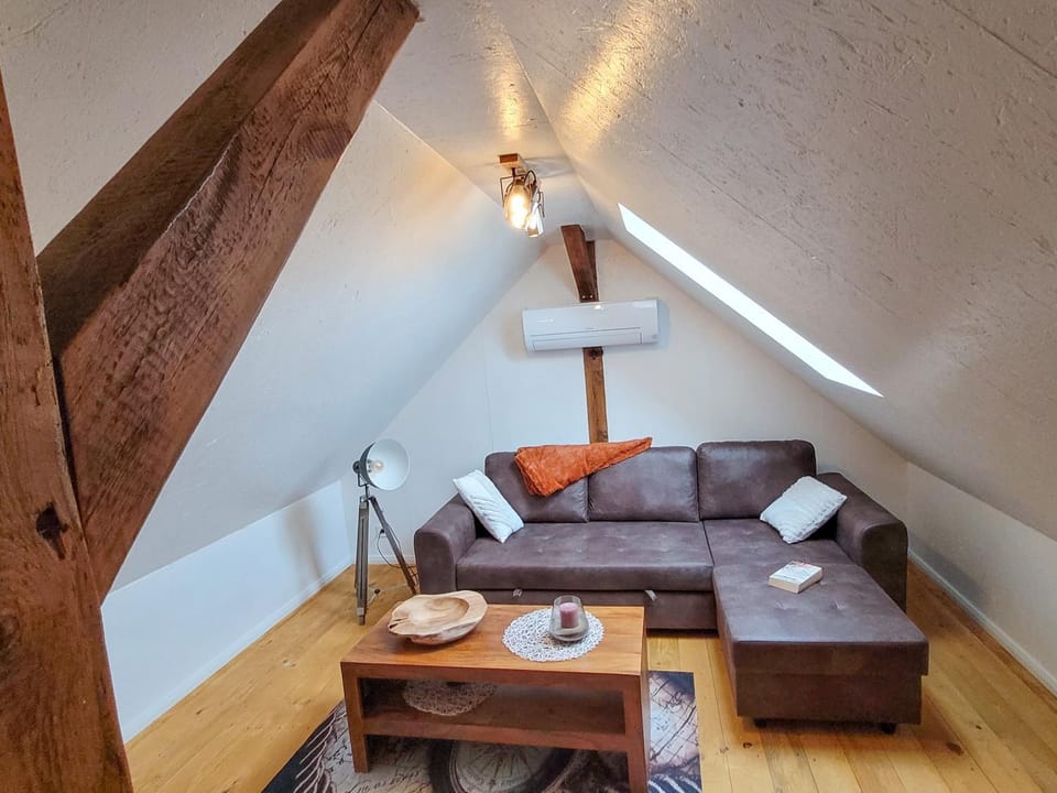Living room, Seating area, air conditioner