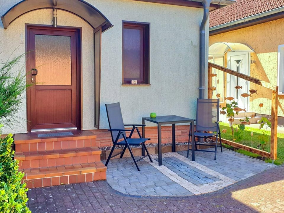 Property building, Facade/entrance, Balcony/Terrace, Seating area