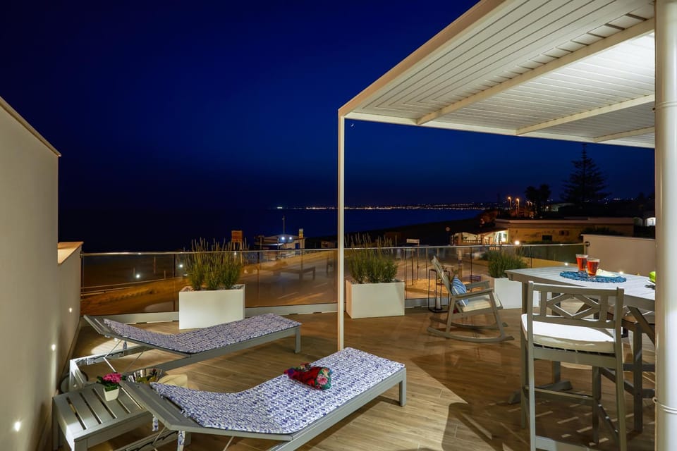 Night, Natural landscape, View (from property/room), Balcony/Terrace, Dining area, Sea view
