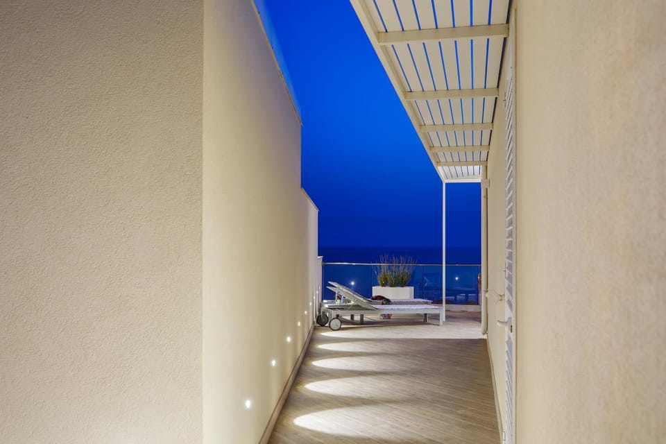 View (from property/room), Balcony/Terrace, sunbed