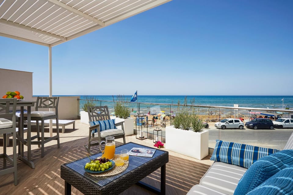 Day, Natural landscape, View (from property/room), Balcony/Terrace, Living room, Dining area, Beach, Sea view