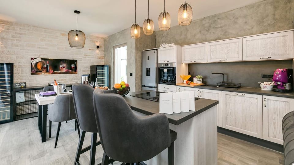 Kitchen or kitchenette, Living room, Seating area, Dining area