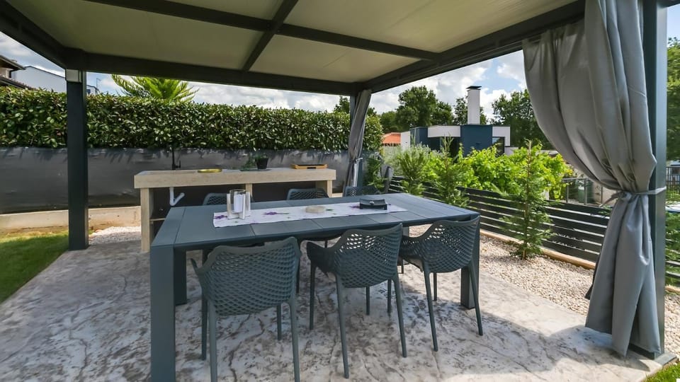 Property building, BBQ facilities, Garden, Seating area, Dining area