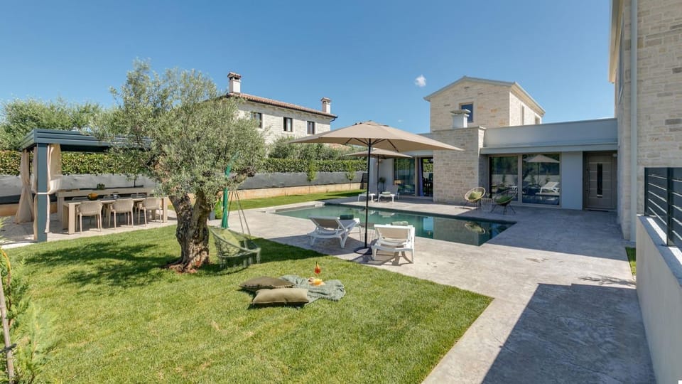 Property building, Garden, Swimming pool
