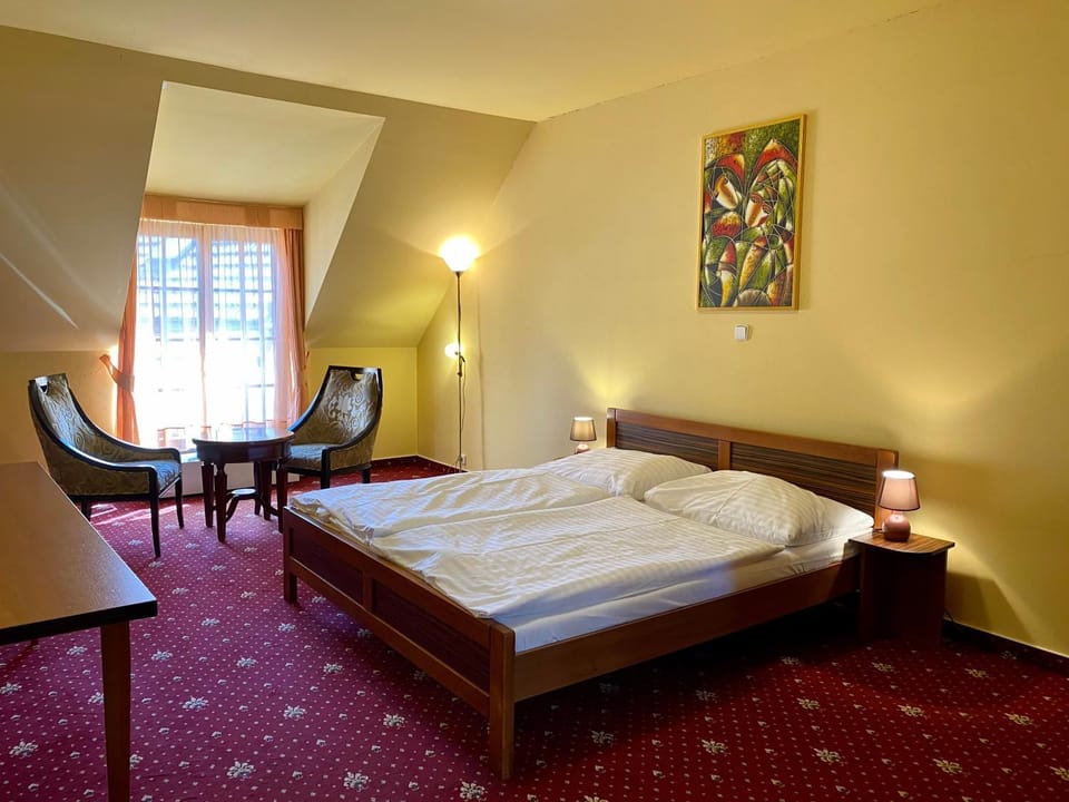 Bed, Seating area, Bedroom