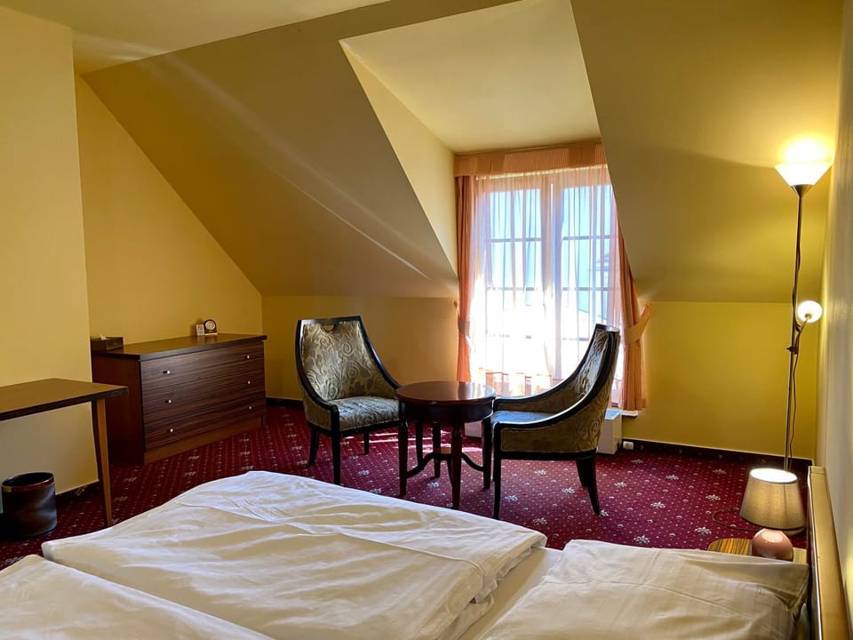 Bed, Seating area