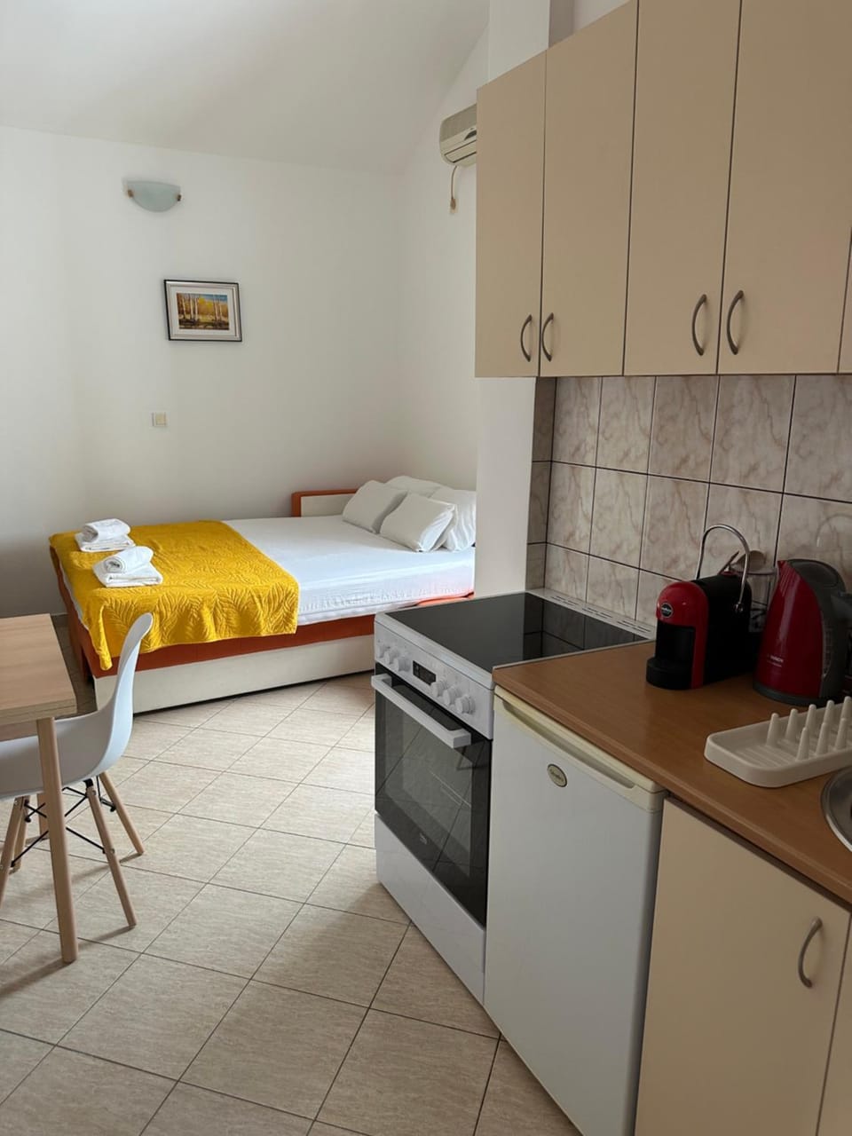 Bed, Kitchen or kitchenette