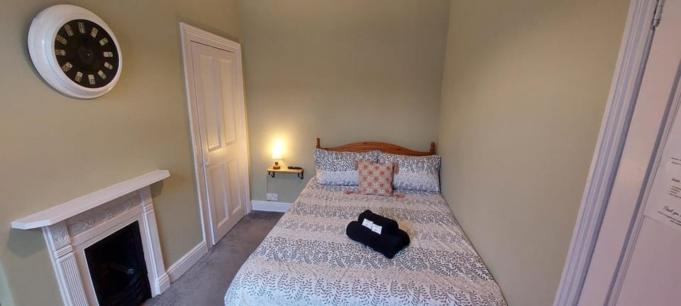 Salisbury Guest House - free parking Bed and Breakfast in York