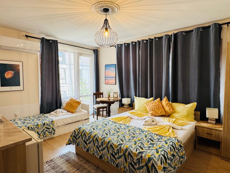 Bed, Photo of the whole room, Seating area, Bedroom, air conditioner