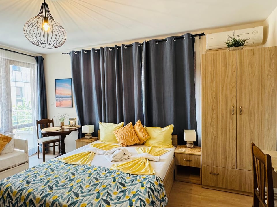 Bed, Living room, Photo of the whole room, Seating area, wardrobe