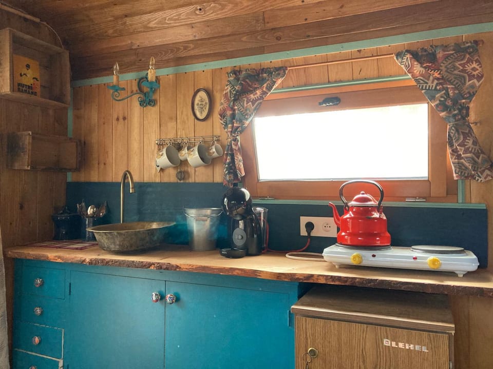 Kitchen or kitchenette, Internal: Not applicable to any particular room