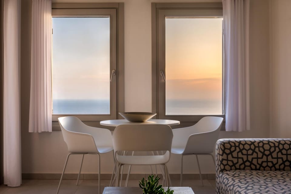 View (from property/room), Dining area, City view, Sea view