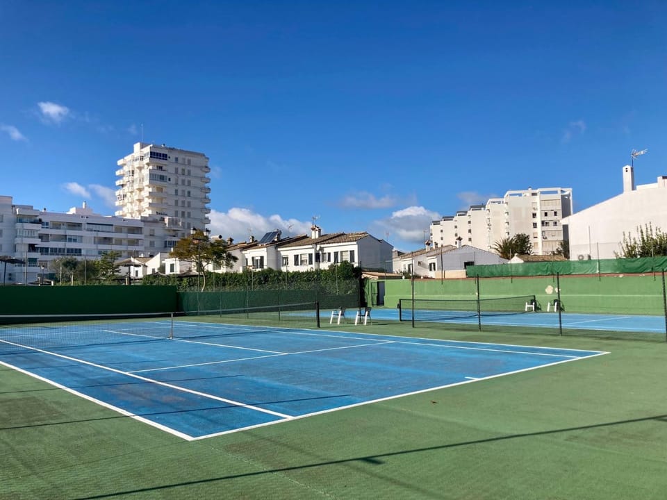 Neighbourhood, Activities, Tennis court