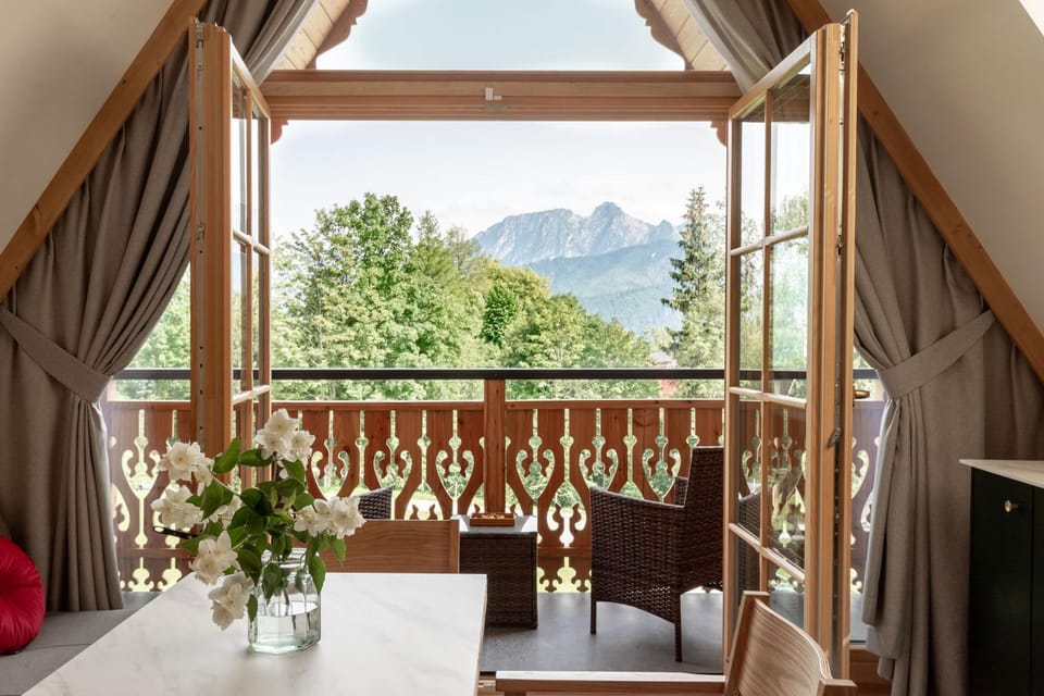 Balcony/Terrace, Mountain view