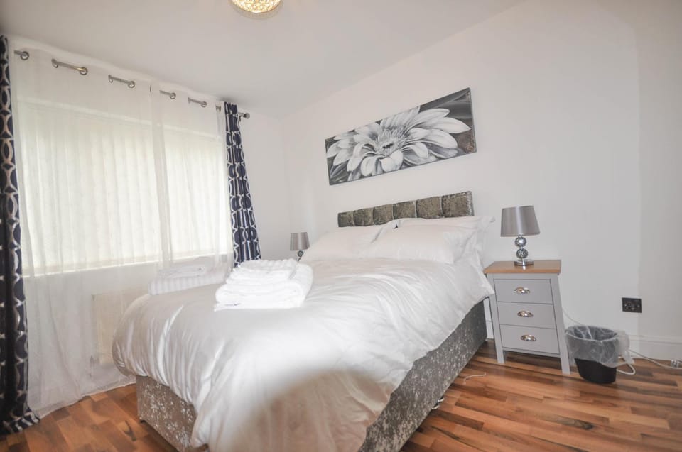 Bed, Photo of the whole room, Bedroom