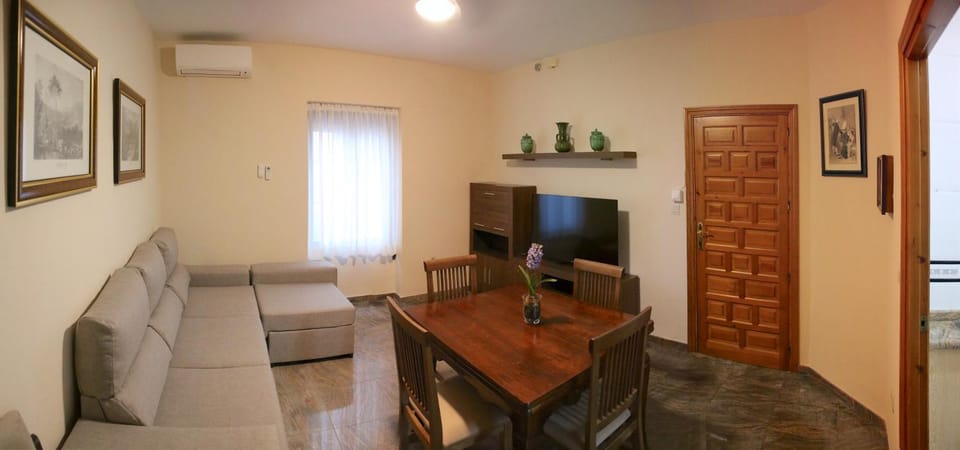 TV and multimedia, Seating area, Dining area