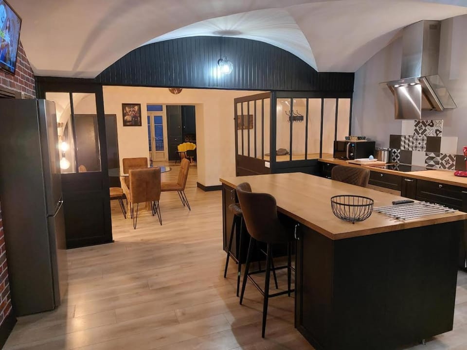 L'INATTENDU Vue imprenable,clim,parking avec borne de recharge, ménage inclus, accès autonome possible à toute heure Apartment in Jura