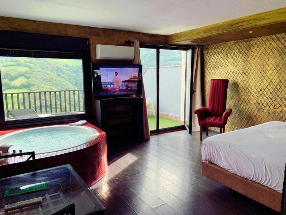 Bed, Hot Tub, Photo of the whole room, Bedroom